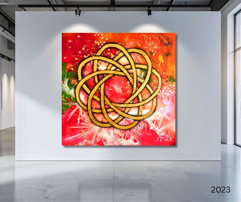 Ein modernes abstraktes Kunstwerk an einer weißen Galeriewand mit einem komplex geschlungenen goldfarbenen Motiv vor einem roten, orangenen und grünen Hintergrund.